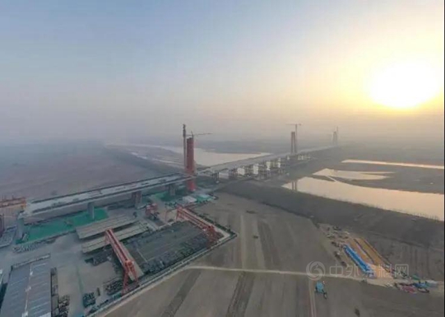 济南凤凰黄河大桥三塔封顶，为世界最大跨度三塔自锚式悬索桥