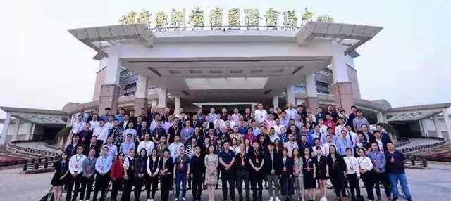 油漆堡：春暖花开，同心筑梦未来