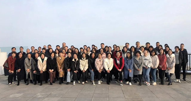春因你而温暖 花因你而盛开——七彩建设总公司年度表彰暨“三·八”妇女节庆典侧记
