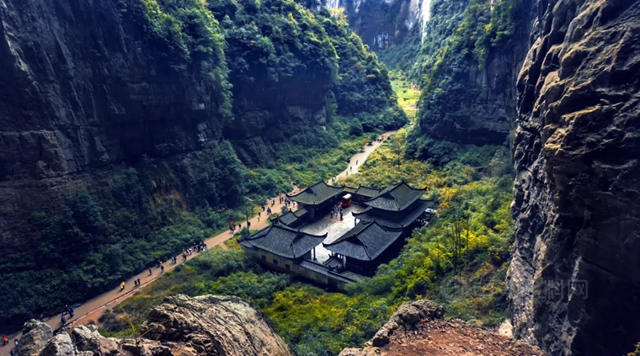 东方雨虹李卫国：置之死地而后生（中英双语）