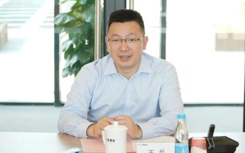 天安门地区管委会向北新建材赠送国旗，龙牌漆连续十年刷靓天安门城楼
