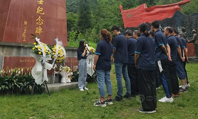 奋斗百年路 启航新征程 | 四川巴德士党组织前往革命圣地，瞻仰烈士纪念碑，传承红色基因