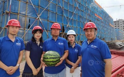 “酷暑献清凉，七彩在路上”——七彩建设开展工地防暑活动