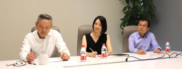 海虹老人再向马边彝族自治县扶贫开发协会定项捐赠水性环保涂料