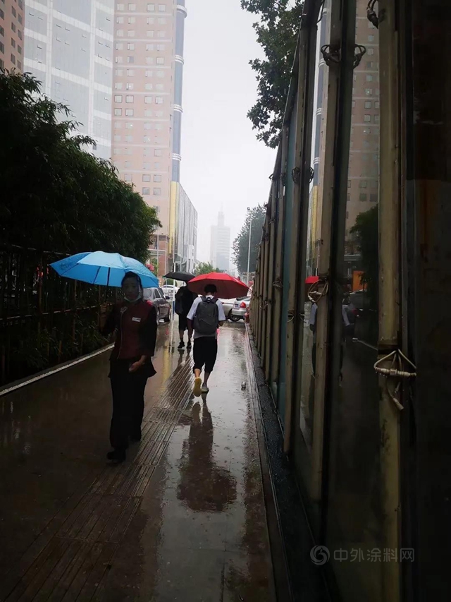 爱心公益｜雨爱心中转，虹伞送心情