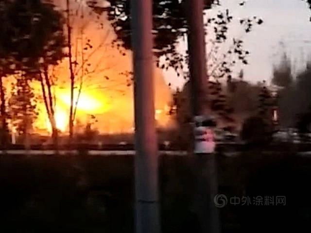 山东淄博一化工厂发生爆炸 现场火光冲天