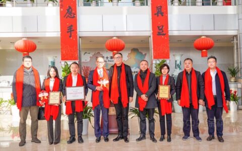 青浦区委政法委书记顾骏莅临亚士颁发三项荣誉