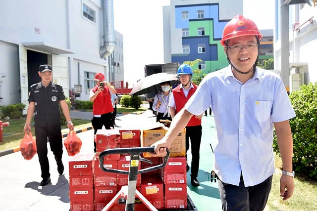展辰：炎炎夏日送清凉 丝丝关爱润心田