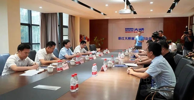 湖州市市委常委、组织部部长徐仲仪一行莅临大桥油漆调研工作