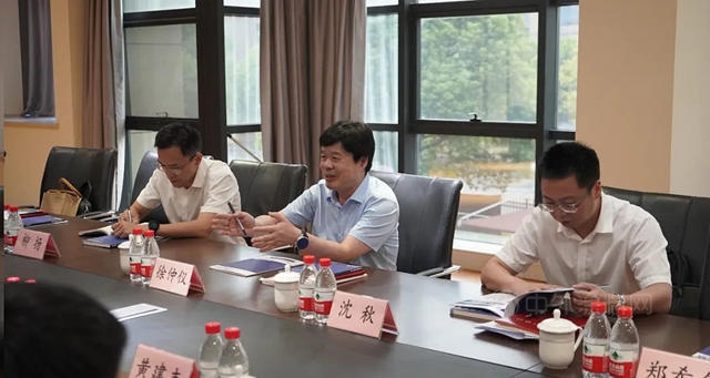 湖州市市委常委、组织部部长徐仲仪一行莅临大桥油漆调研工作