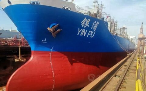 鱼童助力5万吨级散货船”银浦”更换全新防护衣