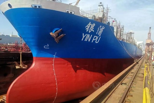 鱼童助力5万吨级散货船”银浦”更换全新防护衣