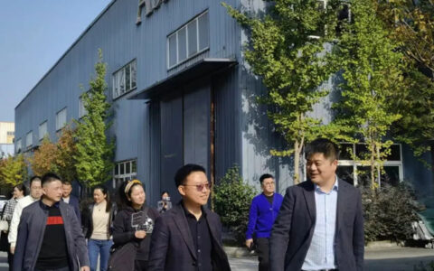 成都市青年企业家商会走进“爱斯兰特门窗”