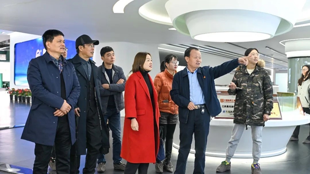 武进区统战部副部长杨美英、雪堰镇党委副书记陈世华等领导一行莅临晨光集团参观调研！