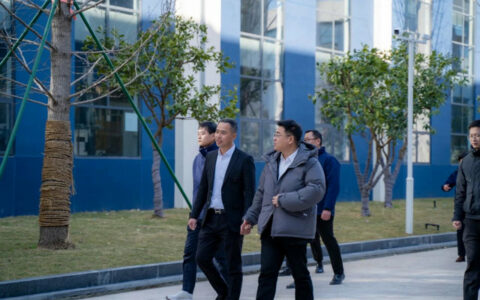 松阳县委副书记、县长梁海刚带队莅临华威门业开展春节期间“大走访大调研大服务大解题”活动。