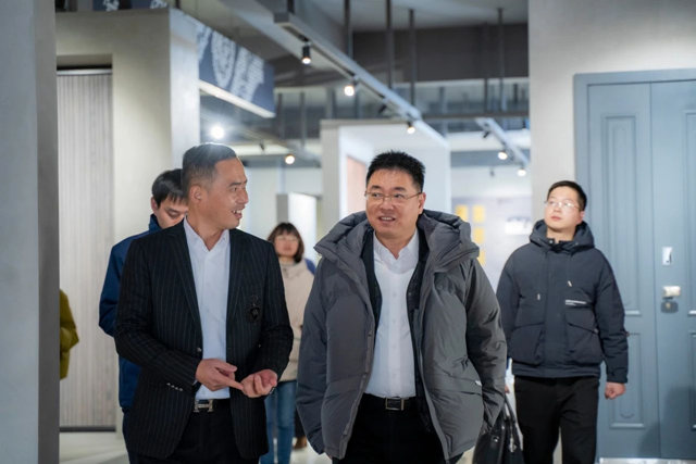 松阳县委副书记、县长梁海刚带队莅临华威门业开展春节期间“大走访大调研大服务大解题”活动。