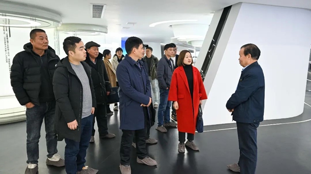 武进区统战部副部长杨美英、雪堰镇党委副书记陈世华等领导一行莅临晨光集团参观调研！