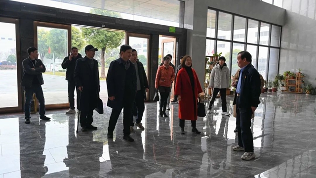 武进区统战部副部长杨美英、雪堰镇党委副书记陈世华等领导一行莅临晨光集团参观调研！