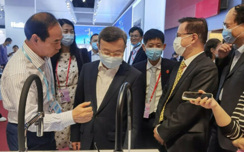 商务部国际贸易谈判代表（正部长级）兼副部长王受文莅临华艺展位参观指导！