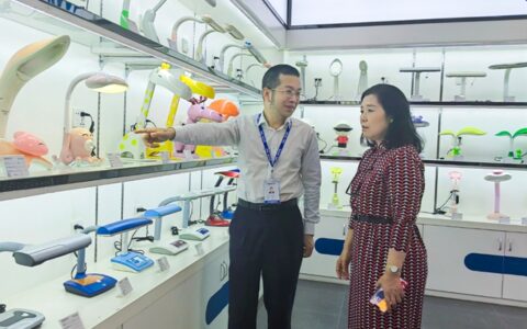 国际照明委员会副主席、同济大学教授郝洛西一行莅临冠雅照明参观指导