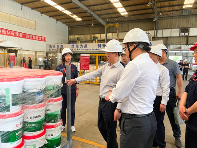 崇州市市委书记陈茂禄一行莅临北新防水成都基地走访调研