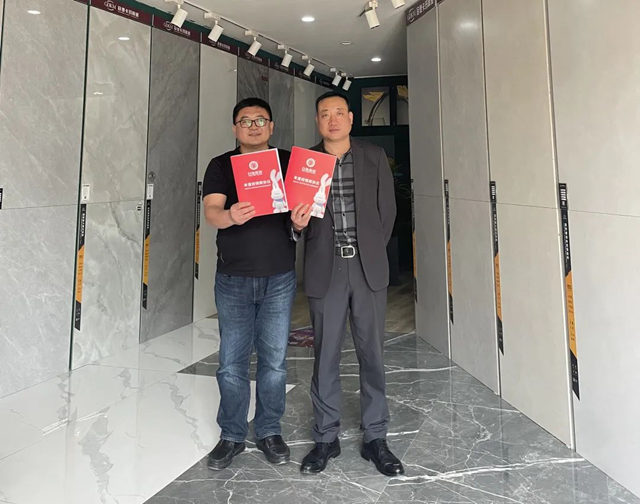 白兔瓷砖×济南经销商正式签署合作协议，强强联手，共谋宏伟蓝图
