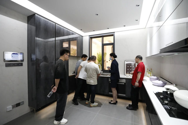 梦天集团领导一行莅临宝思派智能家居参观交流