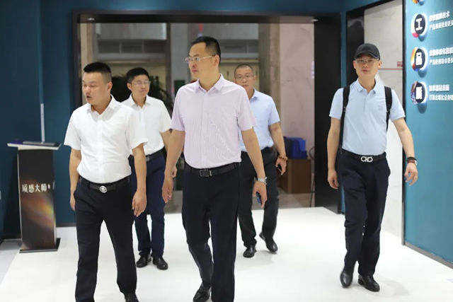强辉新品质感大师又出圈？华美立家团队参观强辉总部展厅！