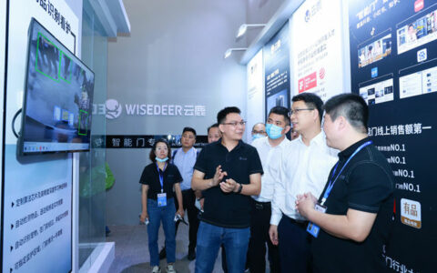 云鹿智能门亮相门博会，永康市领导一行亲临现场指导
