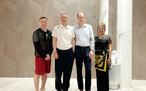 英国剑桥大学卡文迪许实验室Henning Sirringhaus教授、绘本作家&插画家郁蓉女士及家人走进书香门地