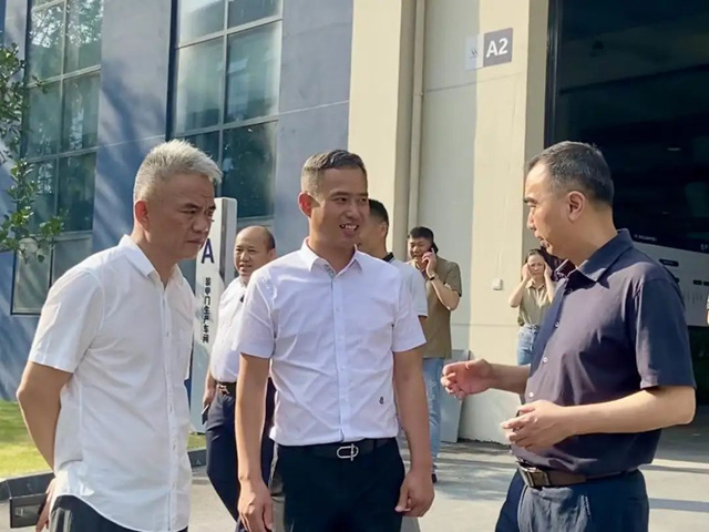 台州市路桥区人大副主任蒋新才带队莅临浙江华威门业走访调研