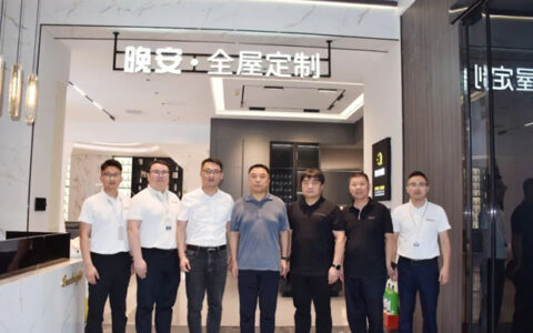 香河县委书记梁宝杰一行领导莅临河北晚安家居检查指导工作