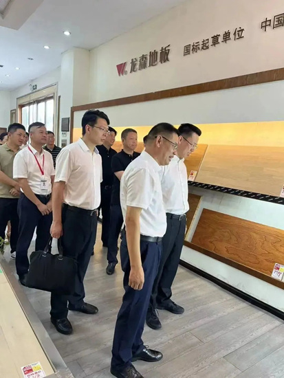 嘉善县委副书记、县长张锡锋一行调研龙森木业