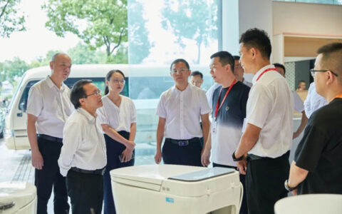 省商务厅副厅长张钱江一行人莅临卡贝电商园调研