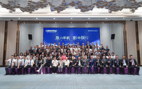 三雄极光家居秋季新品发布会，争滔滔不绝！