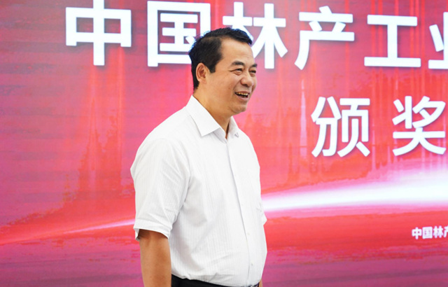世友地板副董事长顾梓生先生荣获“中国林产工业特殊贡献奖”