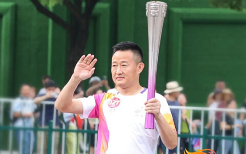 皇派门窗朱福庆担任杭州第19届亚运会火炬手！
