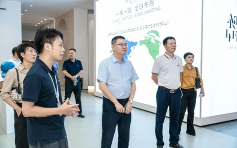 岳阳楼区袁应初常委一行莅临伊莉莎白瓷砖总部参观指导
