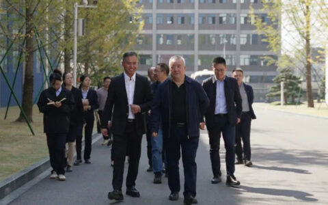 省经信厅二级巡视员、投资处处长胡震涛领导一行莅临华威门业调研指导