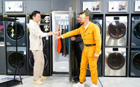 三翼鸟: 央视名主持，当一日店长