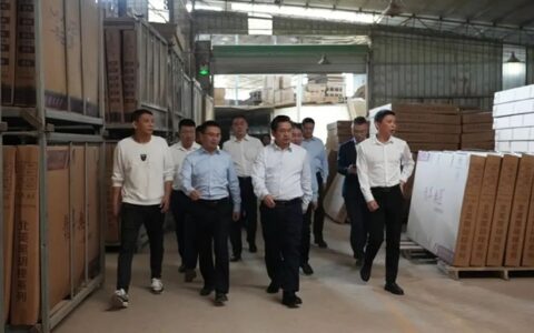 南康市委常委调研家具企业“油改水”工作