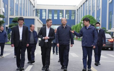省十三届人大常委会副主任史济锡一行莅临浙江华威门业调研指导
