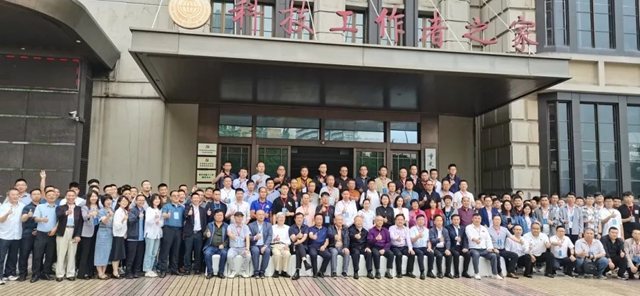 卓宝科技董事长邹先华出席论坛并做开幕式报告