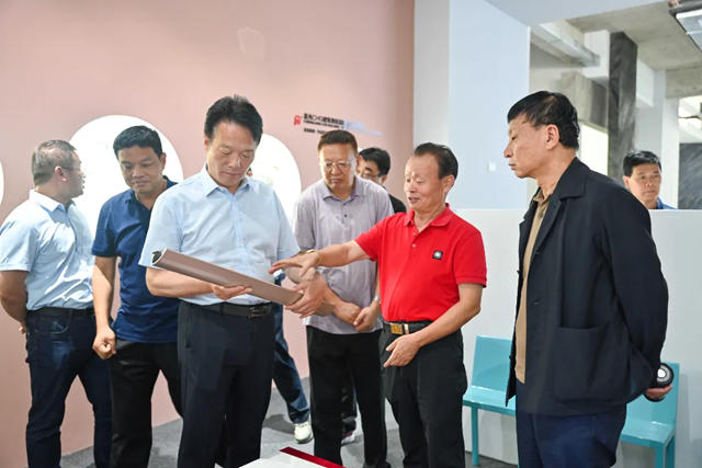 中涂协绿色工业涂料涂装分会理事长张蛟一行莅临晨光参观指导！