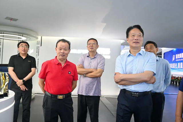 中涂协绿色工业涂料涂装分会理事长张蛟一行莅临晨光参观指导！