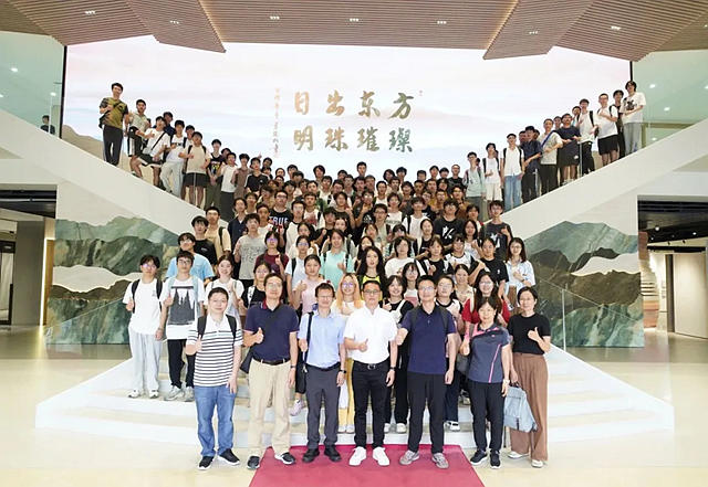 华南理工大学师生一行莅临新明珠集团交流