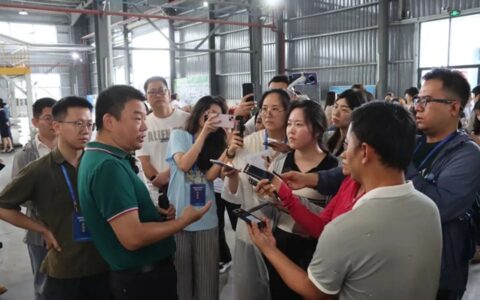 中宣部“高质量发展调研行”主题采访走进景德镇金绿能生产基地