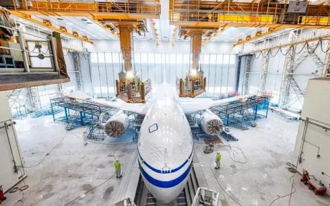 C919飞机首次“身披”五星红旗！揭秘涂装全过程