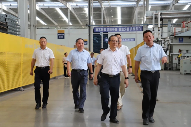 崇左市副市长刁卫宏一行莅临书香门地中国木业生态城项目考察调研