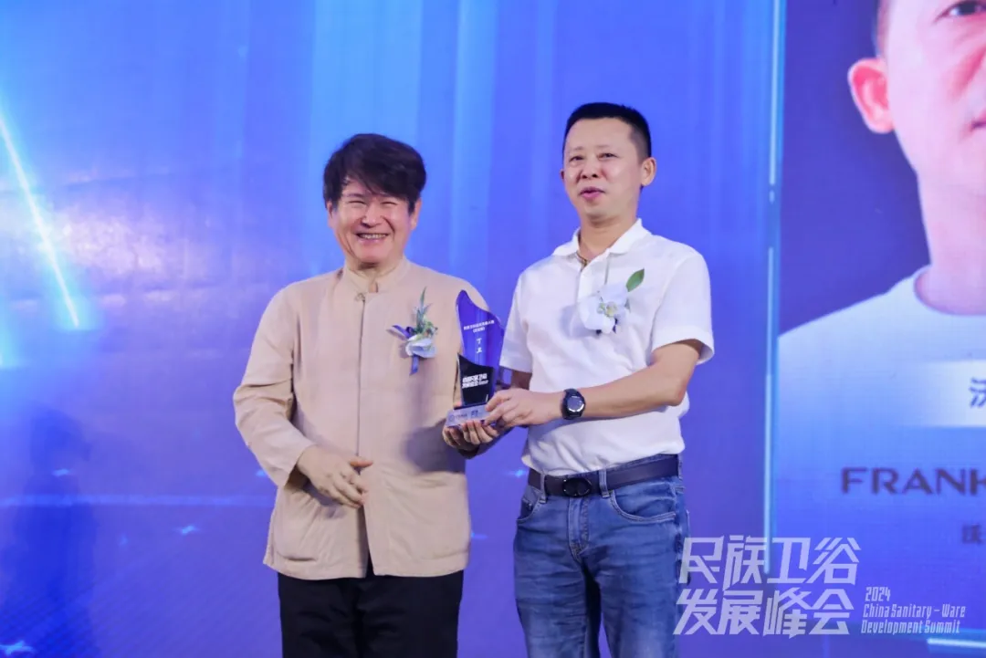 富兰克浴室柜参编《2024中国卫浴行业白皮书》，董事长丁卫荣获“民族卫浴品类先锋人物”